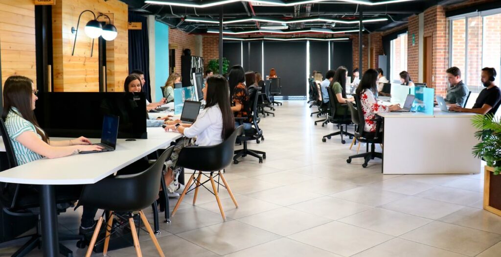 equipo sm oficina De los mensajes de texto a la revolución digital, así han sido nuestros 20 años de historia