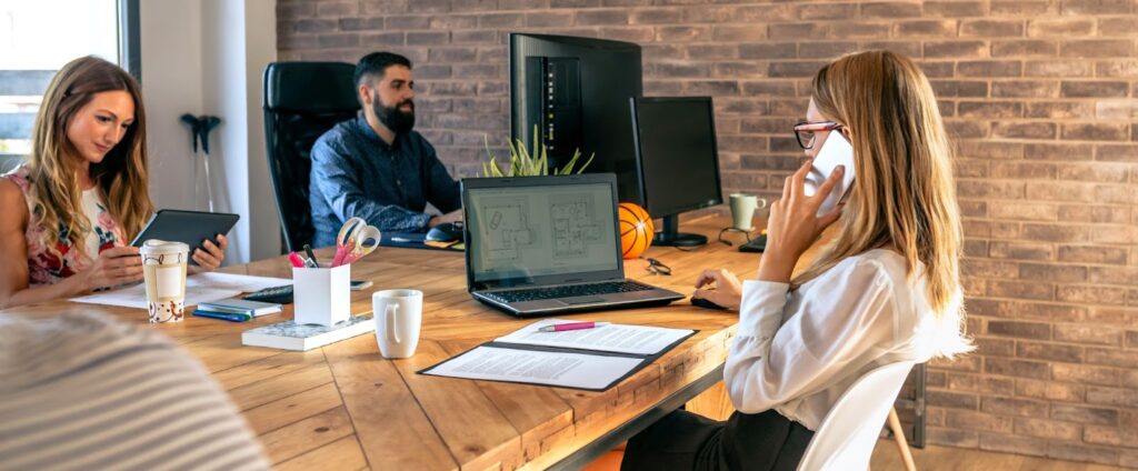 people working in a coworking office 2021 08 29 23 03 04 utc Tendencia #3:<br> Un consumidor Ahorrador