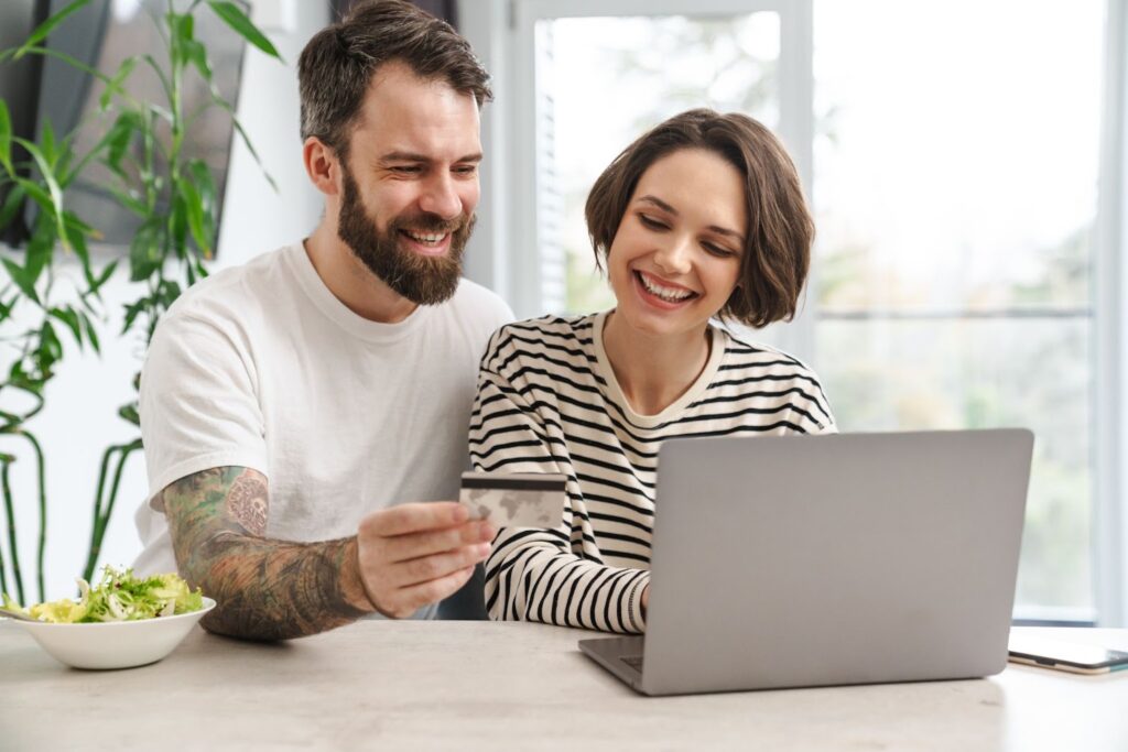 portrait of a cheerful couple shopping online with 2021 12 15 13 51 22 utc Tendencia #3:<br> Un consumidor Ahorrador